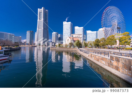 《神奈川県》横浜みなとみらい・運河パークから眺める都市風景 99087373