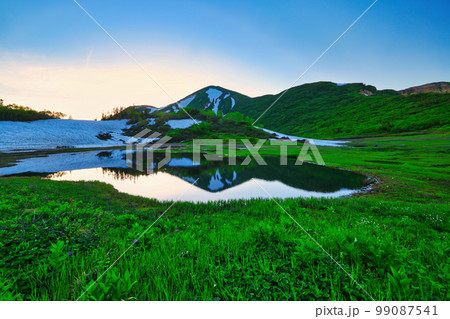 天狗の庭から眺めた池塘に映る火打山 天狗の庭から眺めた池塘に映る火打山 99087541