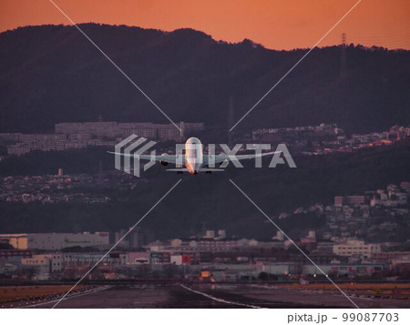 伊丹空港を離陸する飛行機 99087703