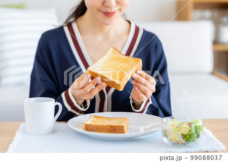朝食を食べる若い女性 朝食を食べる若い女性 99088037