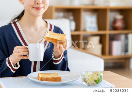 朝食を食べる若い女性 99088052