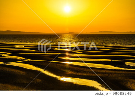 大分県豊後高田市真玉海岸の夕日と干潟 99088249