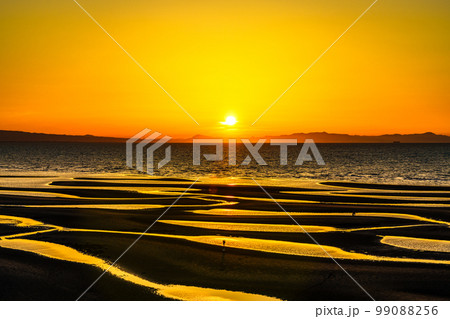 大分県豊後高田市真玉海岸の夕日と干潟 99088256