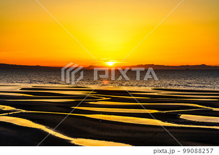 大分県豊後高田市真玉海岸の夕日と干潟 99088257