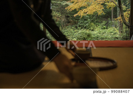 茶室でのおもてなし 99088407