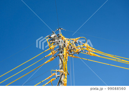 青空と電線保護管 青空と電線保護管 99088560