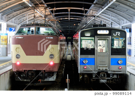 高松駅で並ぶ443系電車と121系電車 高松駅で並ぶ443系電車と121系電車 99089114