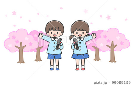 卒園式　桜の前に並んで立つ男の子と女の子 99089139