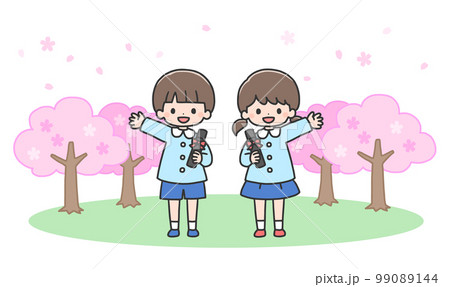 卒園式　桜の前に並んで立つ男の子と女の子 99089144