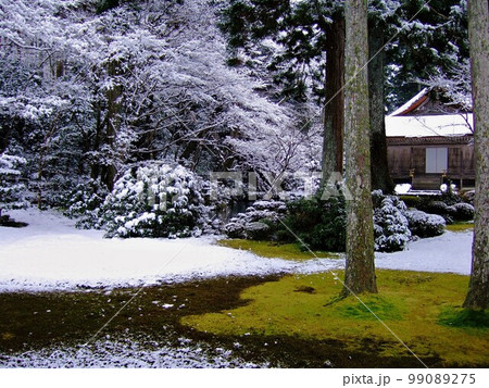 京都 大原三千院境内の雪景色 京都 大原三千院境内の雪景色 99089275