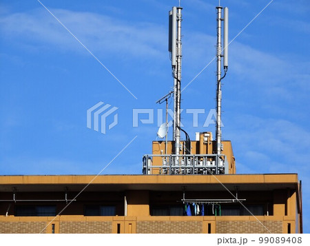 マンション屋上の携帯アンテナ基地局 マンション屋上の携帯アンテナ基地局 99089408