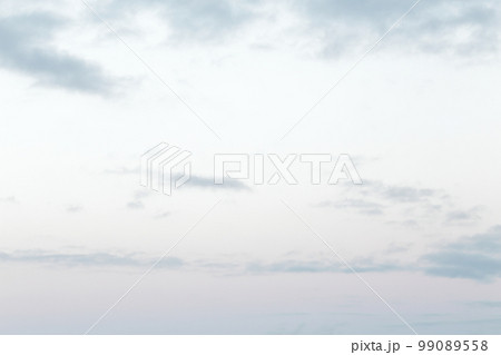 夕暮れ時の淡い色の空(背景素材) 夕暮れ時の淡い色の空(背景素材) 99089558