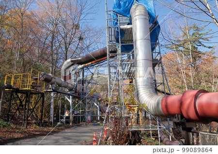 地熱発電の地熱井からのパイプ（松川地熱発電所　岩手県 八幡平市） 99089864
