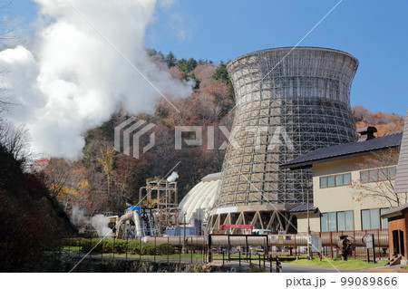 巨大な冷却塔を持つ地熱発電所（松川地熱発電所　岩手県 八幡平市） 99089866