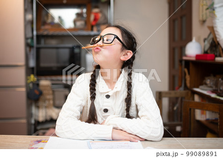 勉強に飽きた眼鏡をかけた女の子 99089891