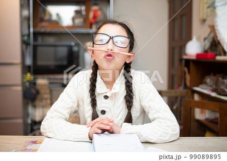勉強に飽きた眼鏡をかけた女の子 99089895