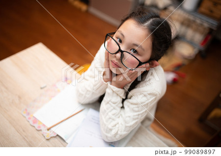 勉強に飽きた眼鏡をかけた女の子 99089897