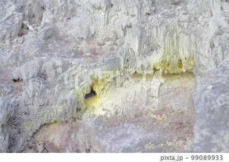 湯治場にあるガスの噴気孔(玉川温泉 秋田県 仙北市) 湯治場にあるガスの噴気孔(玉川温泉 秋田県 仙北市) 99089933