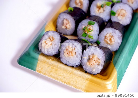 納豆巻きとプラスチック容器 納豆巻きとプラスチック容器 99091450