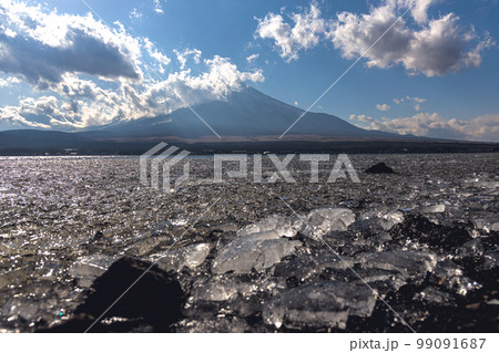 湖面に氷が漂う山中湖から見る富士山 99091687