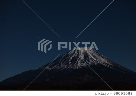 夜空に浮かぶ冠雪の富士山 99091693