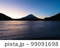 凍結した精進湖から見る日の出の富士山 99091698