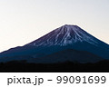 夜明け直前の富士山 99091699