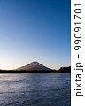 凍結した精進湖から見る日の出の富士山 99091701