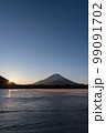 凍結した精進湖から見る日の出の富士山 99091702