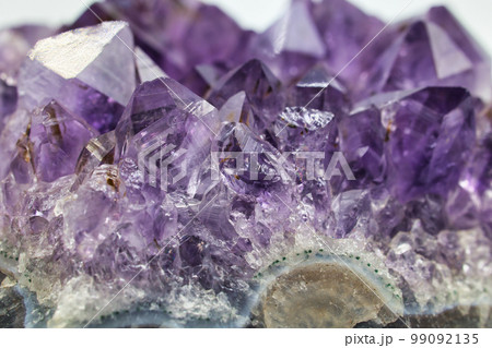 紫色に光り輝く美しいアメジストの原石 99092135