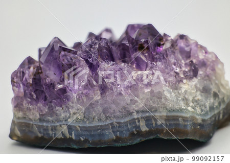 紫色に光り輝く美しいアメジストの原石 99092157