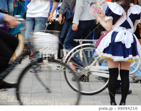 秋葉原の歩道の通行人の雑踏と自転車 秋葉原の歩道の通行人の雑踏と自転車 99094210