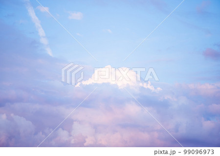 Sky with soft and fluffy pastel lilac pink and...の写真素材 [99096973] - PIXTA