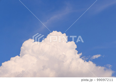 青空に沸き立つ白い雲 青空に沸き立つ白い雲 99097211