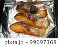 魚焼きホイルを使いグリルで焼いた鮭 99097368
