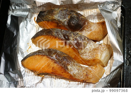 魚焼きホイルを使いグリルで焼いた鮭 99097368