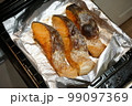 魚焼きホイルを使いグリルで焼いた鮭 99097369