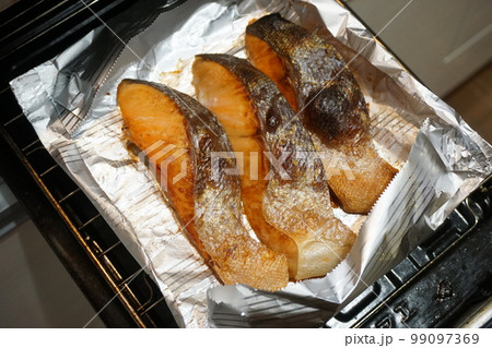 魚焼きホイルを使いグリルで焼いた鮭 魚焼きホイルを使いグリルで焼いた鮭 99097369