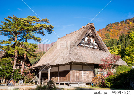 【白川郷】見頃の紅葉と合掌造り寺 【白川郷】見頃の紅葉と合掌造り寺 99097634