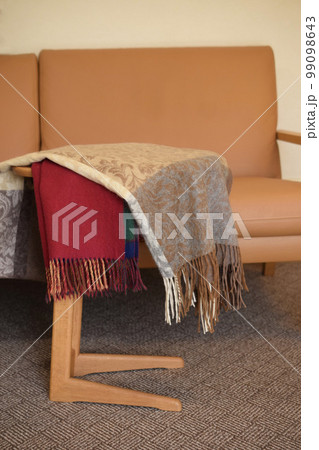 テーブルに載せたマフラーとストール、ファッションアイテム テーブルに載せたマフラーとストール、ファッションアイテム 99098643