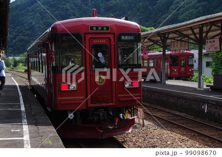 長良川鉄道 郡上八幡駅 観光列車ながら森号と鮎号 99098670