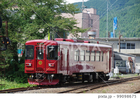 長良川鉄道 郡上八幡駅 観光列車ながら「鮎号」 長良川鉄道 郡上八幡駅 観光列車ながら「鮎号」 99098675