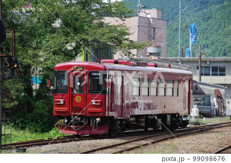 長良川鉄道 郡上八幡駅 観光列車ながら「鮎号」 長良川鉄道 郡上八幡駅 観光列車ながら「鮎号」 99098676