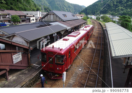 長良川鉄道 郡上八幡駅 駅舎と観光列車ながら 長良川鉄道 郡上八幡駅 駅舎と観光列車ながら 99098778