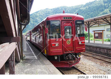 長良川鉄道 郡上八幡駅 観光列車ながら「鮎号」 99098781