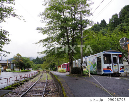 長良川鉄道 北濃駅 ホームに停まるナガラ500形 99098793