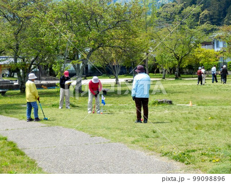 公園でゲートボールをする高齢者、グラウンドゴルフをする人達、日本の高齢者 99098896
