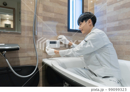 バスルームのバスタブの点検をする作業員 バスルームのバスタブの点検をする作業員 99099323