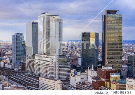 夕日を受ける名駅地区高層ビル群 99099352