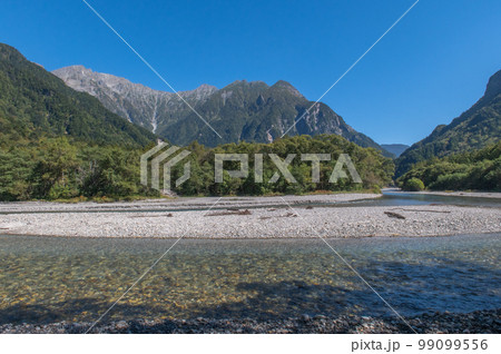 秋の上高地散策 99099556